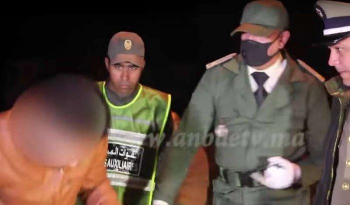 Marokkanen hekelen schandalig gedrag politieman tijdens noodtoestand (video)