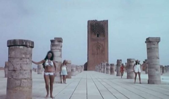 Uniek filmpje: bikinishow bij Hassantoren in Rabat in de jaren '60