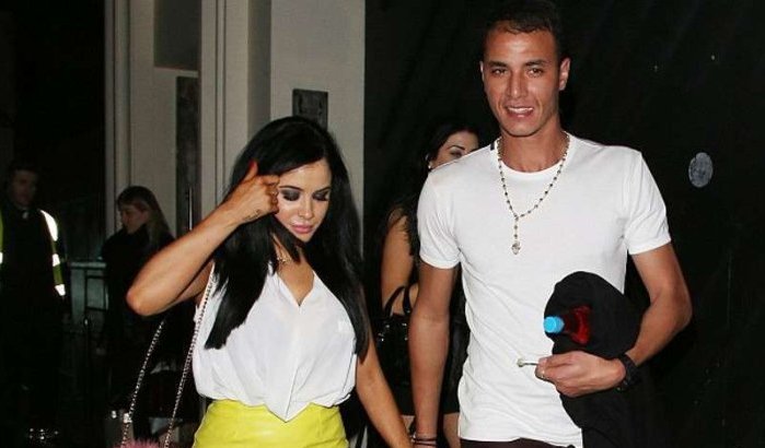 Foto's: Marouane Chamakh gespot met Playboy-tweeling