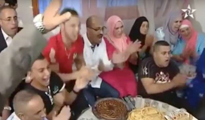 Herbeleef de zege van bokskampioen Mohamed Rabii met zijn familie