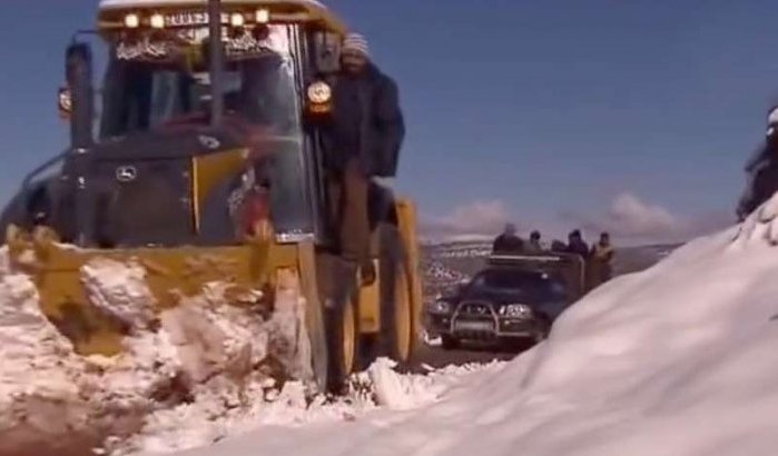 Wegen in Marokko afgesloten door sneeuwval (video)