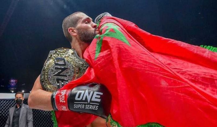 Ilias Ennahachi wint met indrukwekkende knock-out