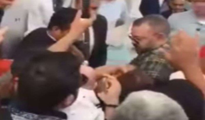 Koning Mohammed VI reageert woedend op man die brief in zijn zak steekt (video)