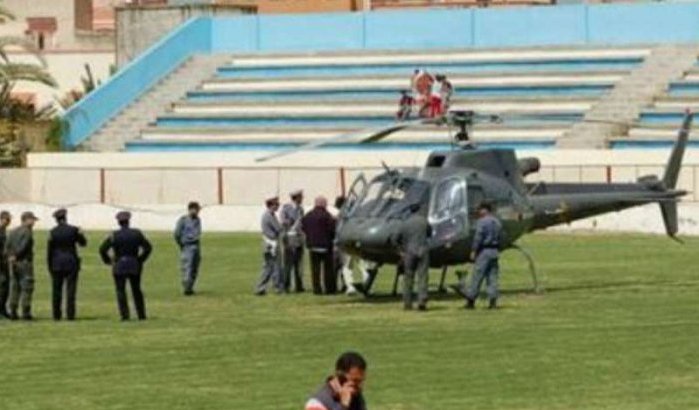 Marokkaanse verantwoordelijke land met helikopter middenin voetbalwedstrijd