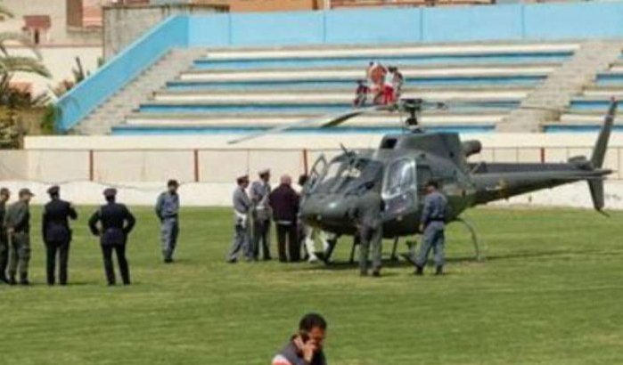 Marokkaanse verantwoordelijke land met helikopter middenin voetbalwedstrijd