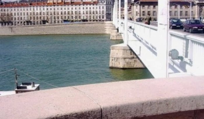 Marokkaan van brug gegooid in Frankrijk
