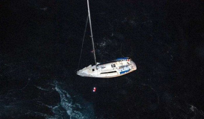 Marokko: koninklijke marine helpt zeilboot met toeristen in nood