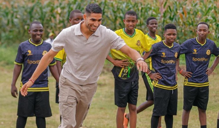 Achraf Hakimi bezoekt kinderen in Tanzania (foto's)