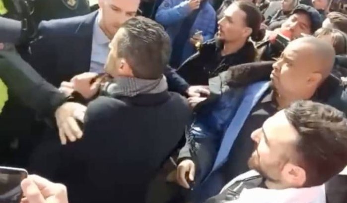 Azarkan aan kant geduwd om Wilders te laten passeren