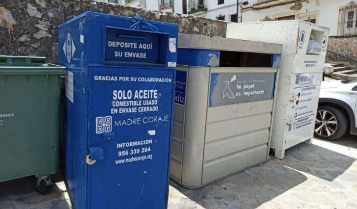 Jonge Marokkaan stikt in kledingcontainer in Malaga