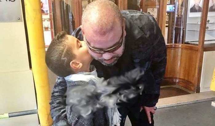 Vertederend: Koning Mohammed VI krijgt kus van jongetje in Parijs (foto)
