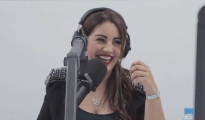 Marokkaanse radiopresentatrice tijdens uitzending ten huwelijk gevraagd (video)