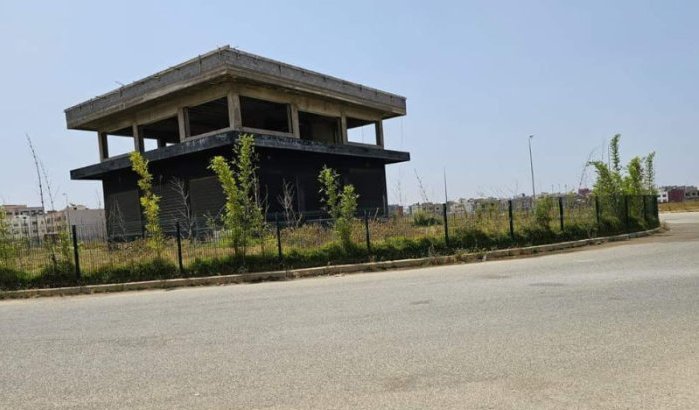 Verontwaardiging over bouw café op rotonde in Marokko (foto's)