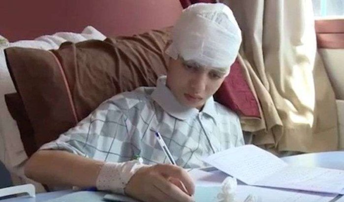 Marokko: Mehdi legt eindexamen in ziekenhuis af na hersenoperatie