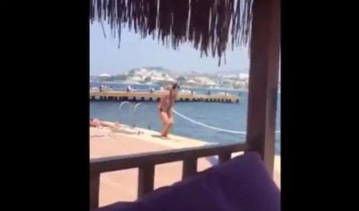 Ophef om biddende moslima in bikini (video)