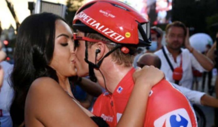 Remco Evenepoel viert overwinning Vuelta met Marokkaanse verloofde