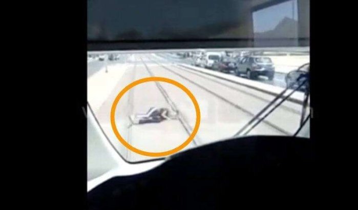 Marokko: jongen hangt aan tram, maar dan loopt het mis (video)