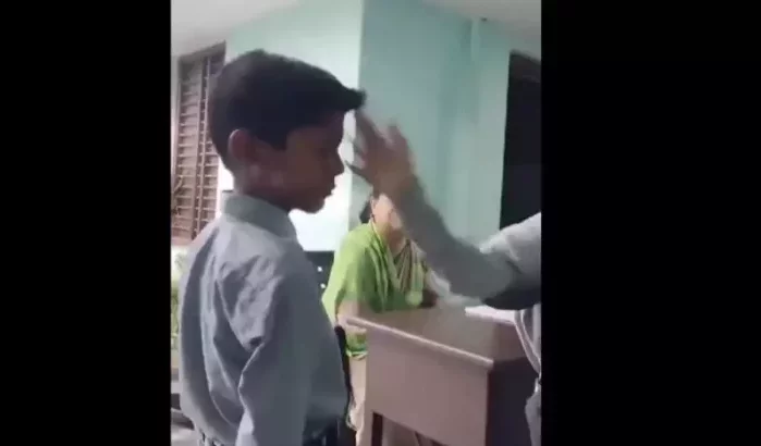 Leerling vernederd en mishandeld in klas omdat hij moslim is (video)
