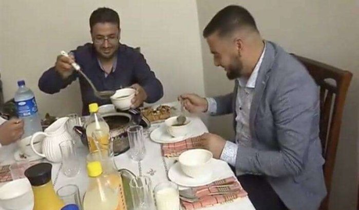 Algerijns gezin deelt iftar met gestrande Marokkanen (video)