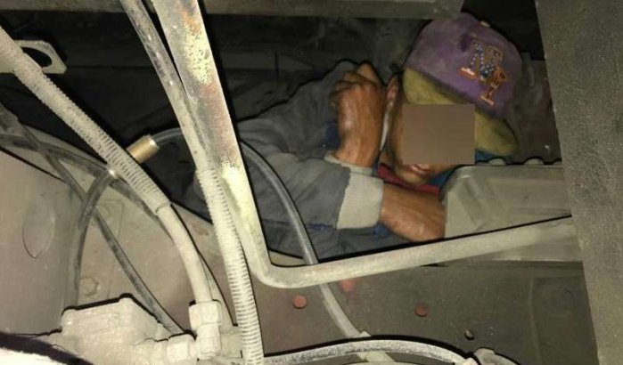 Minderjarige Marokkaan bij motor bus ontdekt in Sebta (foto's)