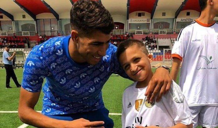 Achraf Hakimi leert kinderen in Tetouan voetballen (foto's)