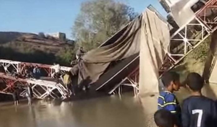 Brug in Marokko stort in onder gewicht vrachtwagen (video)