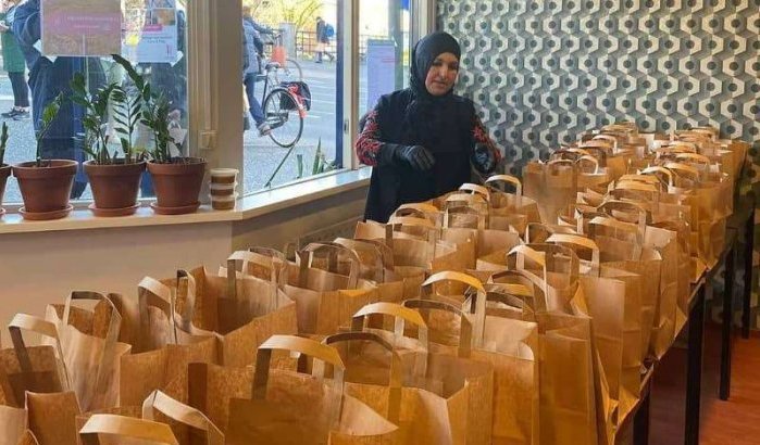 Moslima's Amsterdam delen dagelijks maaltijden uit tijdens Ramadan