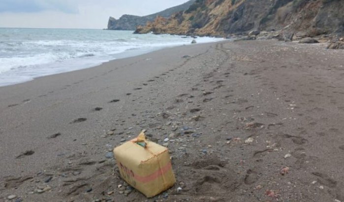 Balen hasj aangespoeld op strand Nador