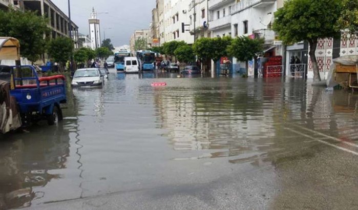 Tanger onder water na een dag regen (video)