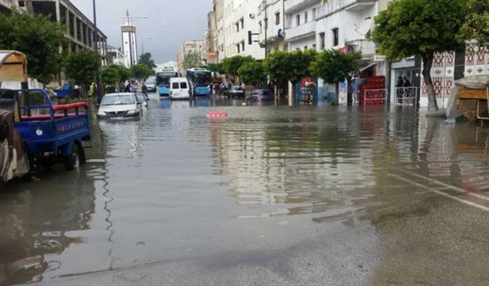 Tanger onder water na een dag regen (video)