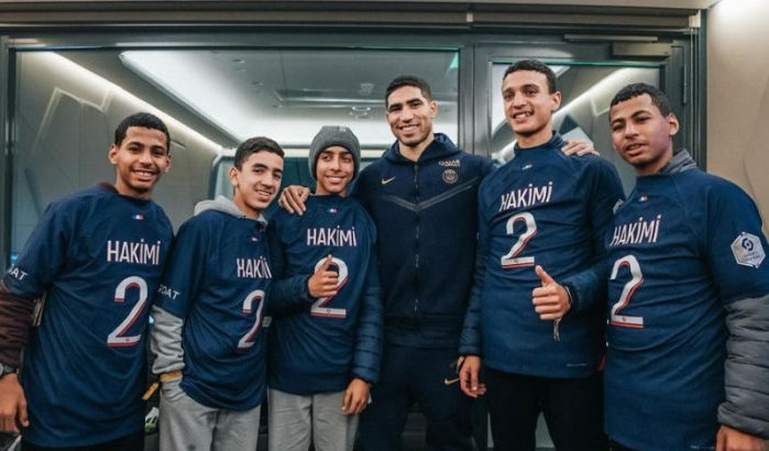 Achraf Hakimi brengt jonge fans van Marokko over voor wedstrijd