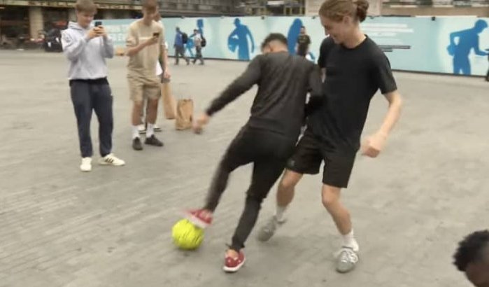 Omar, Brusselse freestyle voetballer, hit op TikTok (video)