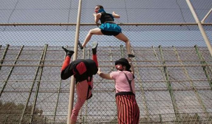 Spanjaarden demonstreren naakt bij grens Marokko