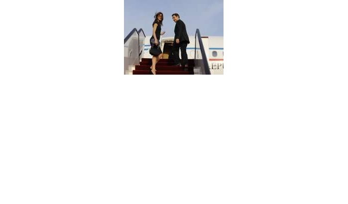 Koning Mohammed VI leende vliegtuig aan Nicolas Sarkozy 