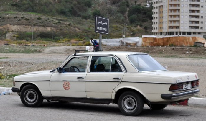 Grote taxi's persen reizigers af op luchthaven Tanger