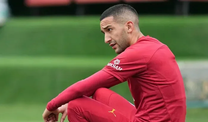 Clubloze Hakim Ziyech traint op straat (video)