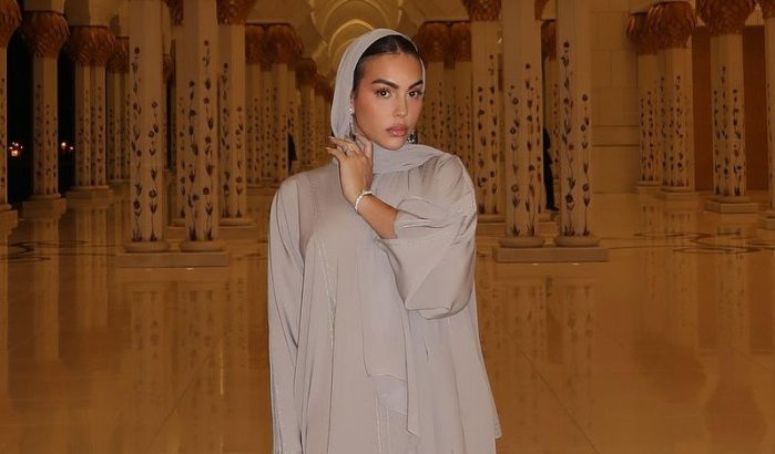 Georgina Rodriguez draagt hijab voor moskeebezoek (video)