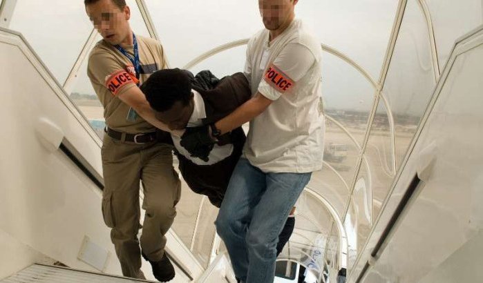 Piloot Royal Air Maroc weigert vluchteling met handboeien