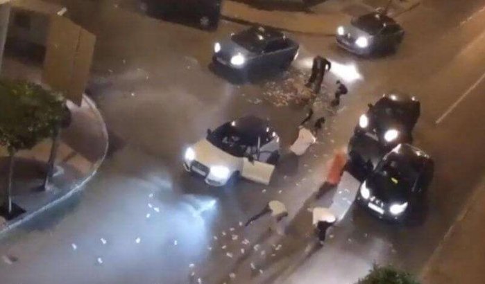 Marokko: geld "valt uit lucht", automobilisten door dolle heen (video)