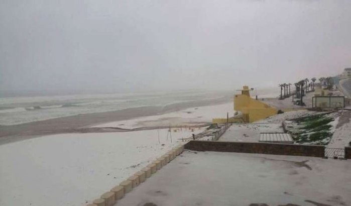 Marokko: bekende strand helemaal wit door hagel (video)