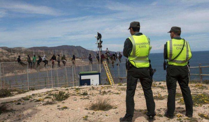 Agent door migrant gewond bij grensovergang Melilla