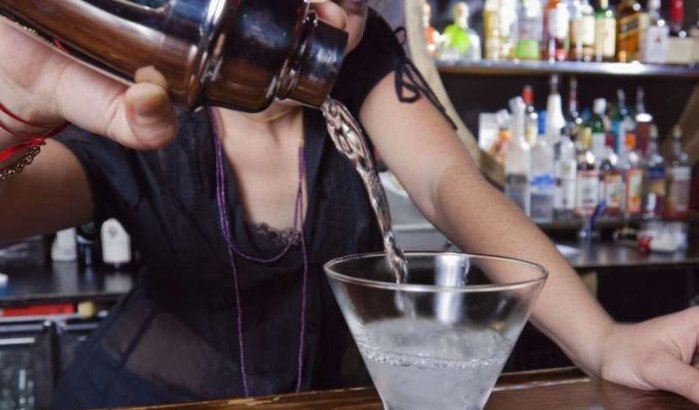 Jonge vrouw mishandeld en beledigd vanwege serveren alcohol tijdens ramadan
