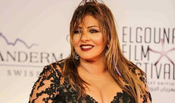 Egyptische actrice Hala Sedki tijdens wandeling in Casablanca gespot (video)