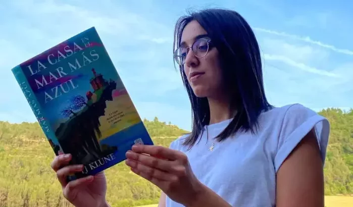 Maryam Assakat, de Marokkaanse TikToker die haar passie voor boeken deelt