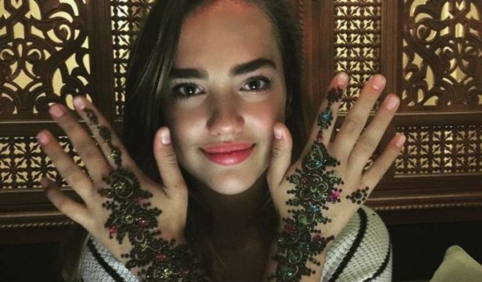 Dochter Harry Connick, Jr. laat knappe henna tatoeage zetten