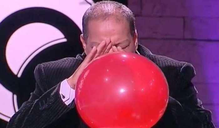Hilarisch: Marokkaanse acteurs zuigen helium uit ballon in televisieshow