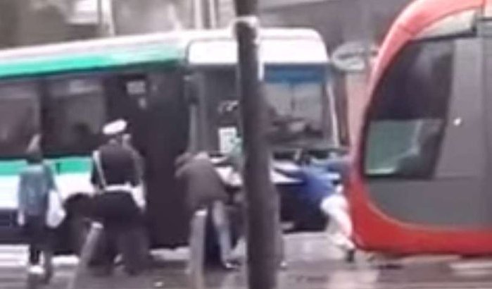 Passagiers verplaatsen bus met pech om tram door te laten in Casablanca (video)