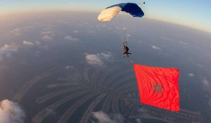 Marokkaanse vlag in lucht Dubai (foto's)