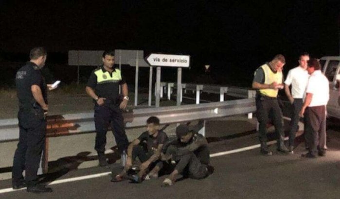 Minderjarige Marokkaanse migranten bij motor bus ontdekt in Spanje (video)