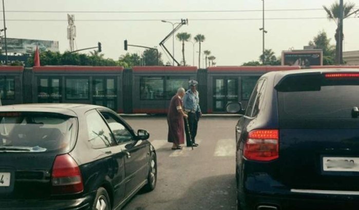 Agent in Casablanca zorgt voor admiratie door oude man te helpen (foto)